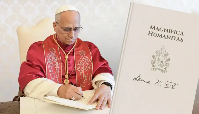 Papież podpisuje dokument "Magnifica Humanitas", zaczynając tym samym ważną preambułę.