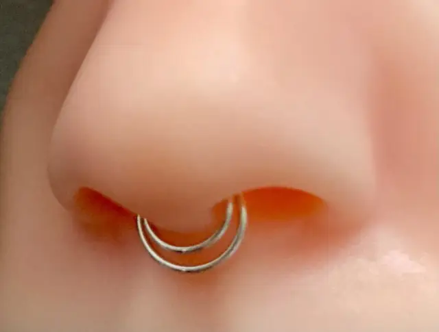 Dwa delikatne, srebrne, podwójne fake kolczyki do nosa, imitujące septum.