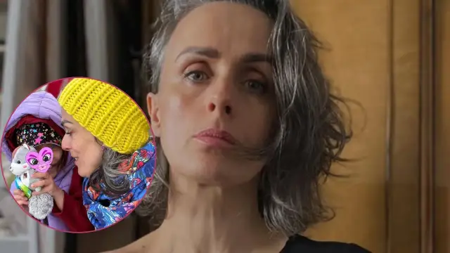 Natalia Niemen z dziećmi, w żółtej czapce i kolorowym szaliku, przytulająca jedno z dzieci.