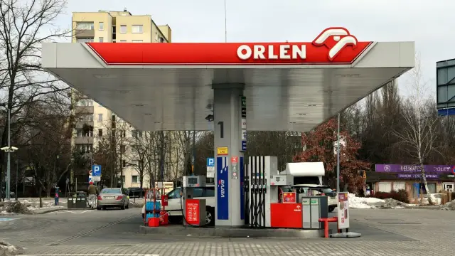 Stacja Orlen. W tle budynki mieszkalne i drzewa. W oddali widać sklep "Delikatesy Polej". Brak informacji o izrael atak.