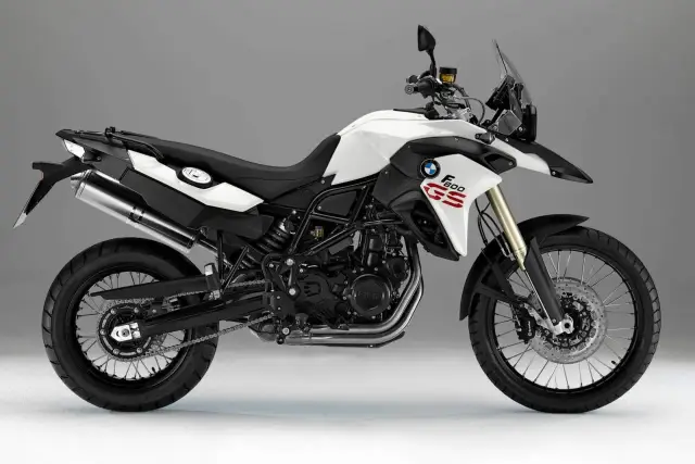 Biały motocykl BMW F 800 GS, z widocznymi detalami, które mogą wskazywać na potencjalne wady tego modelu.