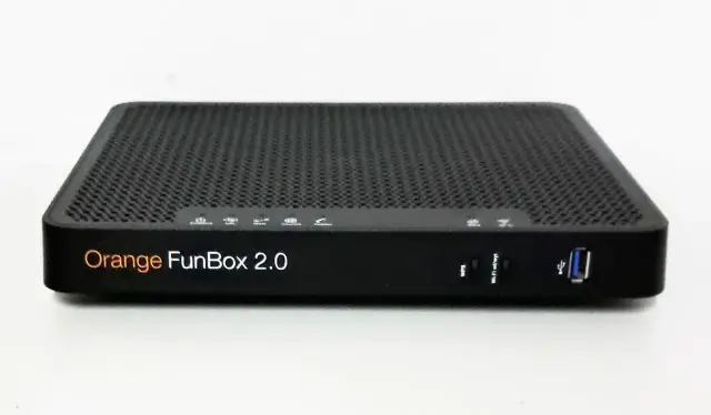Czarny router Orange FunBox 2.0 z pomarańczowym logo. Urządzenie ma perforowaną obudowę i przyciski z diodami na froncie.