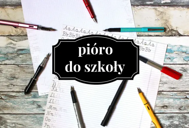 Różne rodzaje piór do pisania, w tym pióro wieczne i pióro kulkowe, leżą na zeszytach z literami.