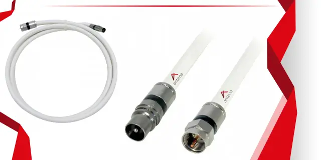 Biały kabel antenowy z wtyczkami. Dowiedz się, jak podłączyć kabel antenowy do gniazdka, aby cieszyć się dobrym sygnałem.