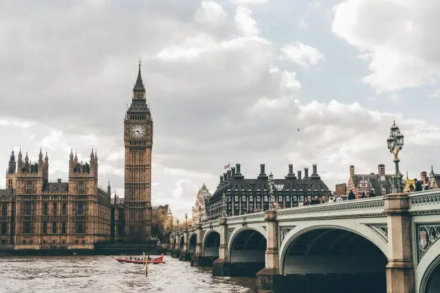 Big Ben i Parlament w Londynie, marzenie o pracy w Anglii. Rzeka Tamiza i most Westminster.