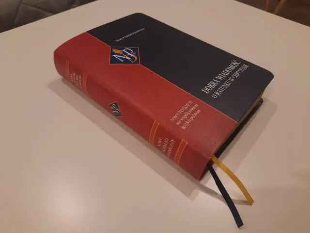 Nowy Testament "Dobra Wiadomość" - jeden z wielu przekładów biblii, wydany we współczesnym języku polskim.