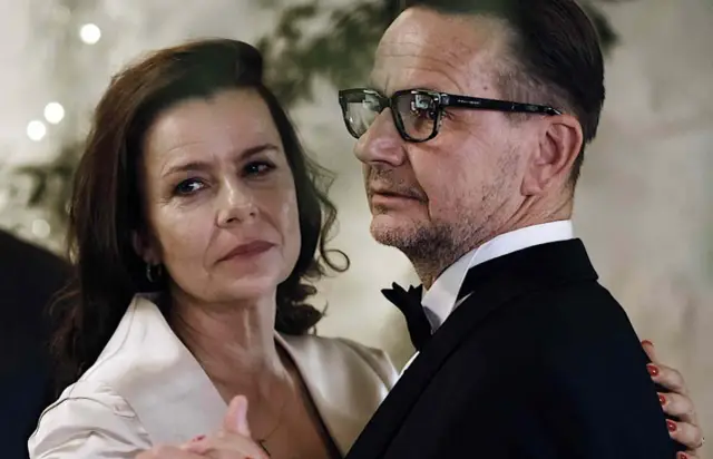Krew z krwi obsada: Magdalena Cielecka i Andrzej Chyra w eleganckich strojach, w intymnym uścisku.