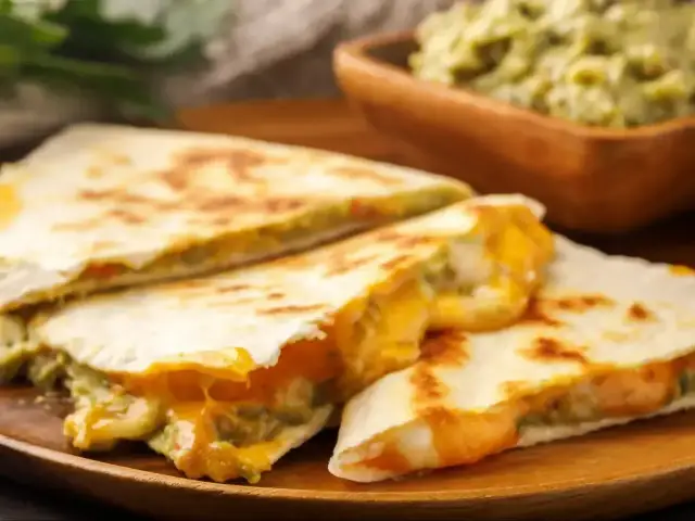Pyszne quesadillas z serem i awokado, idealne na szybką kolację w 5 minut. Podane z guacamole.