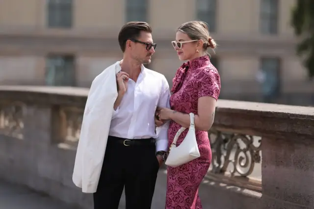 Elegancka para, inspiracja: jak ubrać się na poprawiny - stylizacje. Ona w sukience w róże, on w białej koszuli i marynarce.