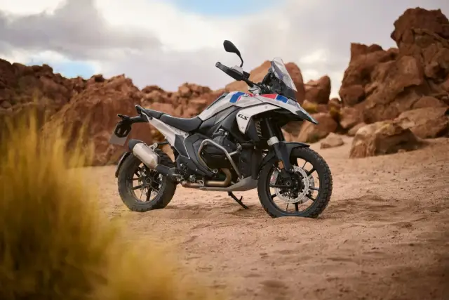 Motocykl BMW GS 1150 na pustynnym tle, gotowy na przygodę wśród skał.