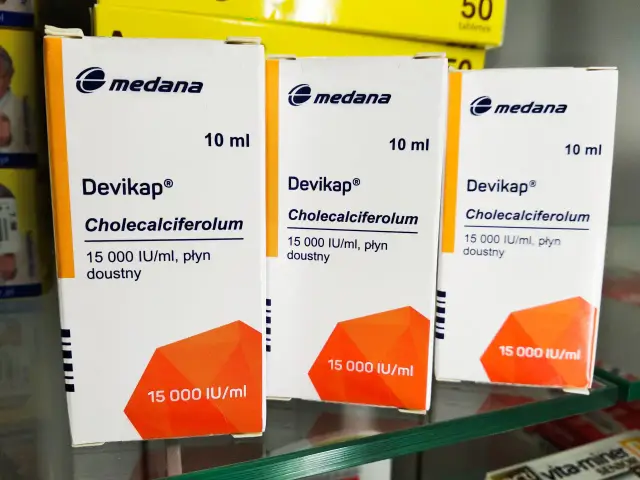 Trzy opakowania leku Devikap 10 ml z cholekalcyferolem 15 000 IU/ml, płyn doustny.