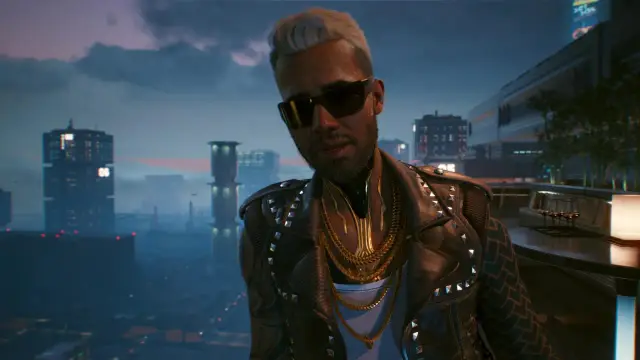 Kerry z Cyberpunk 2077 w skórzanej kurtce z ćwiekami i złotymi łańcuchami, na tle nocnego miasta.