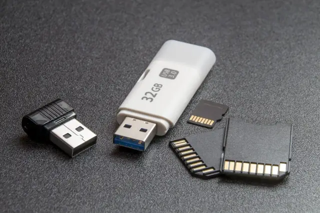 Pendrive 32GB, karty SD i czytnik USB. Idealne akcesoria, by zgrać zdjęcia z chmury na pendrive i mieć je zawsze przy sobie.