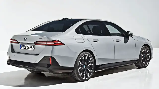 Srebrne BMW 5 2025 z eleganckimi felgami i sportowym dyfuzorem. Widok z tyłu na nowoczesne lampy i tablicę rejestracyjną.