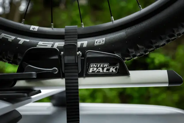 Solidny bagażnik rowerowy Inter Pack to klucz do tego, jak zabezpieczyć rower przed kradzieżą. Mocne mocowanie koła i paski gwarantują bezpieczeństwo.