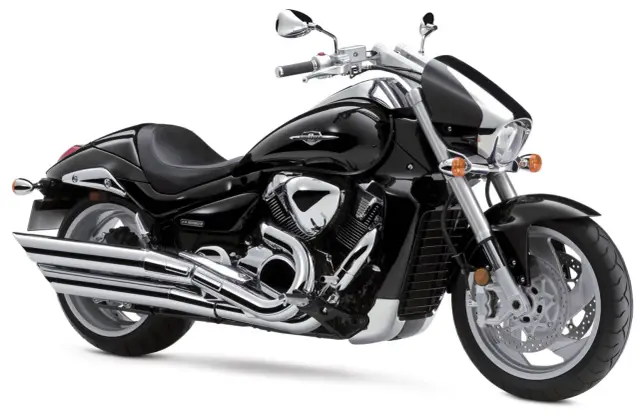 Czarny motocykl Suzuki Boulevard M109R z chromowanymi detalami, gotowy na przejażdżkę.