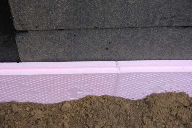 Warstwa folii kubełkowej chroni styropian przed wilgocią i uszkodzeniami mechanicznymi.