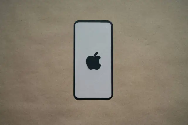 Ikona Apple na tle przypominającym papier. Dowiedz się, jak usunąć konto Apple ID.