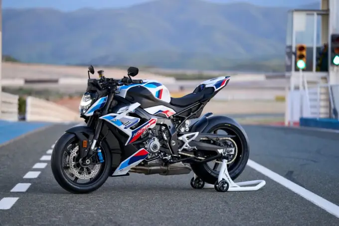BMW M 1000 R - Czy ten hyper roadster jest dla Ciebie?