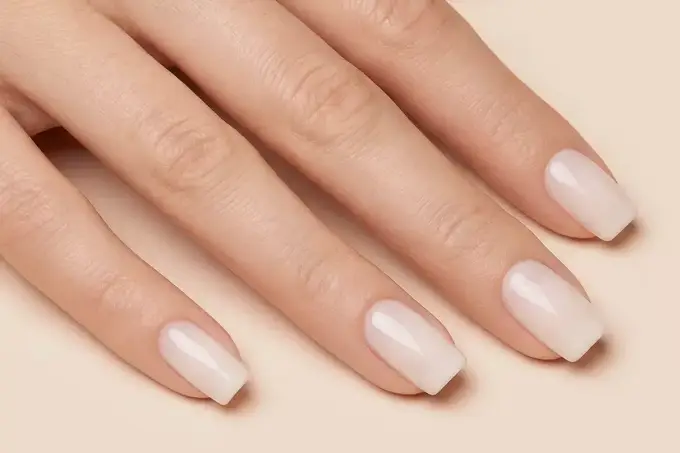 Jasne paznokcie 2026 - Milk nails, pastele, soft french. Co wybrać?