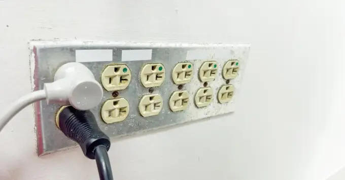 Jak podłączyć gniazdko w starej instalacji? Bezpieczny poradnik