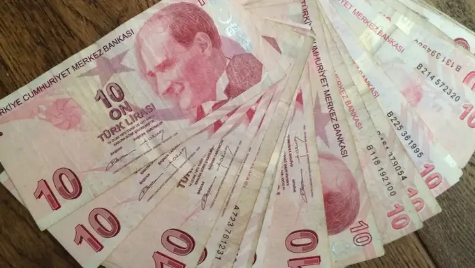 Jaką walutę zabrać do Turcji? Lira, euro czy karta? - Praktyczne rady