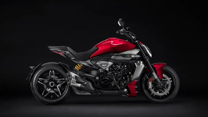 Ducati XDiavel S czy V4 - który cruiser ma więcej sensu?