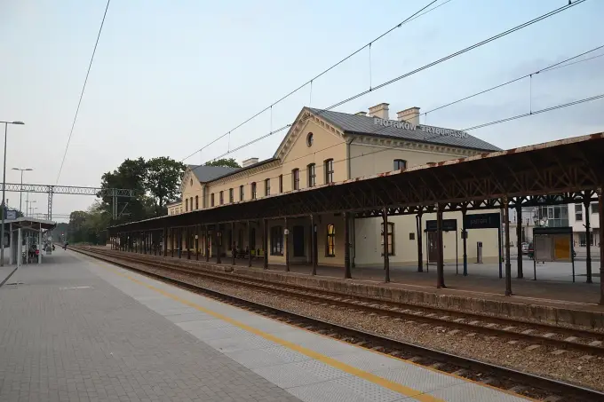 PKP Piotrków Trybunalski - Jak sprawdzić rozkład i dojechać?