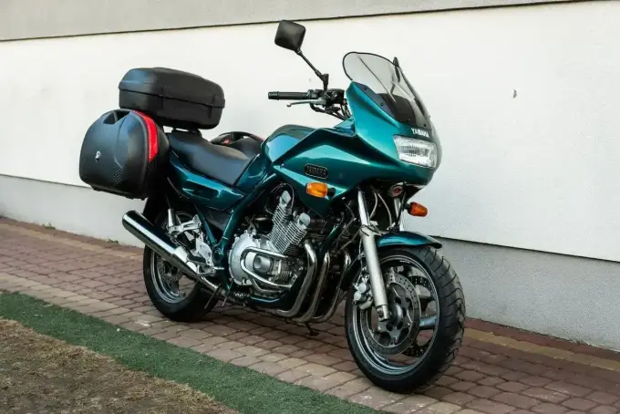 Yamaha XJ900 – Klasyk, który wciąż ma sens? Sprawdź!