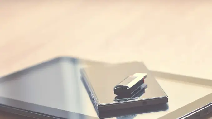 Jak podłączyć pendrive do telefonu? Android i iPhone