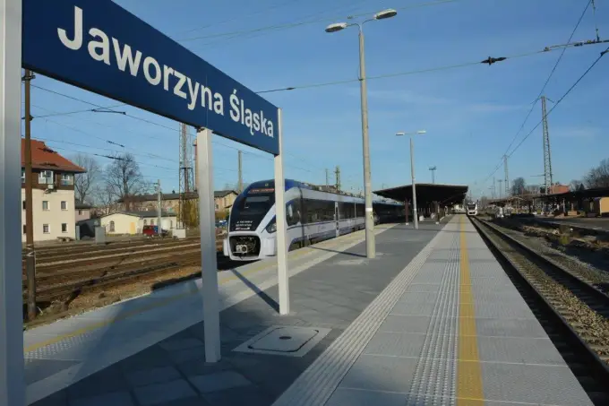 PKP Jaworzyna Śląska - Rozkład jazdy i stacja. Zaplanuj podróż!