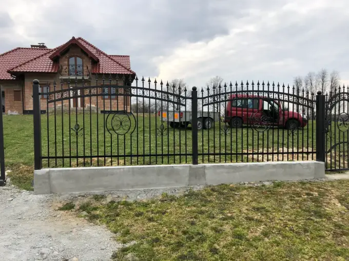 Nowoczesne płoty kute - Minimalizm, trwałość, funkcjonalność