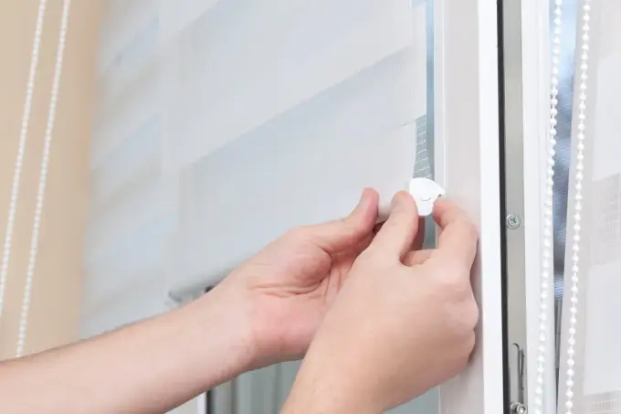 Jak zamontować rolety dzień i noc? Prosty poradnik DIY