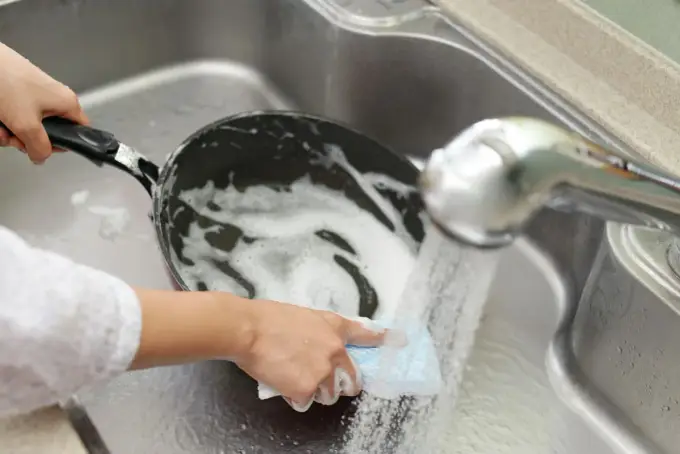 Jak wyczyścić przypaloną brytfannę emaliowaną? Bezpieczne sposoby