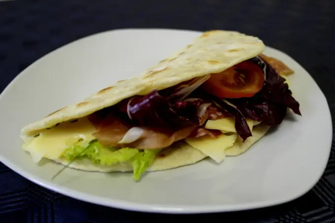 Piadina - włoski placek idealny? Przepis, sekrety i triki