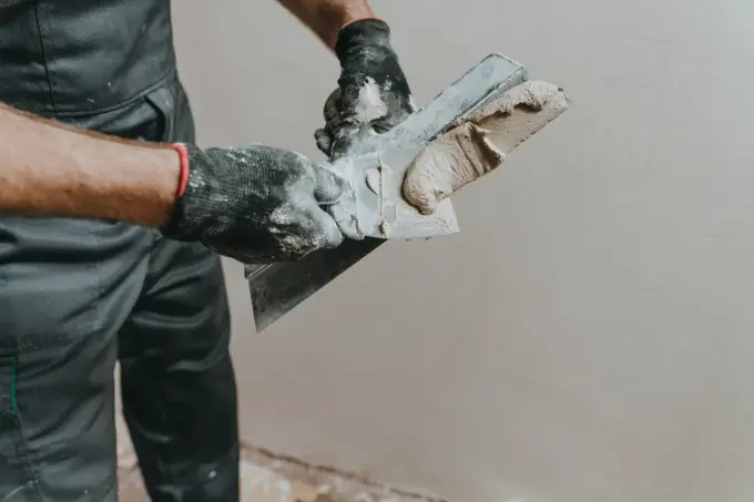 Jak wygładzić tynk gipsowy? Metody na sucho i mokro