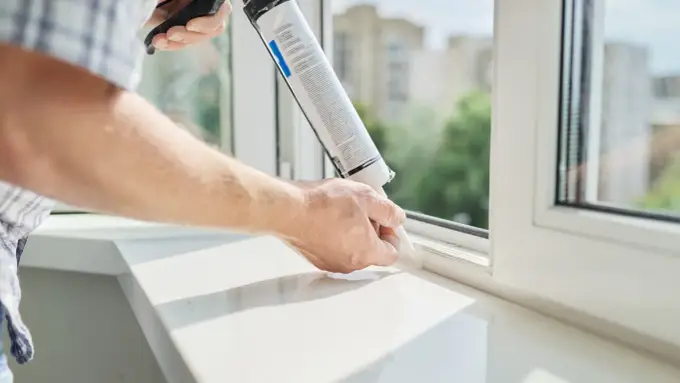 Jak zamontować parapet wewnętrzny DIY? Poradnik krok po kroku