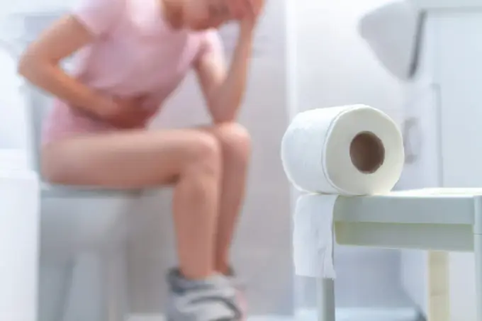Alweryna i symetykon na ból brzucha i wzdęcia - kiedy ma sens?