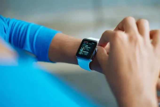 Smartwatch czy opaska sportowa? Sprawdź, co wybrać!