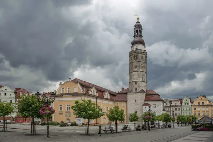 Gdzie leży Bolesławiec? Położenie, granice i drogi
