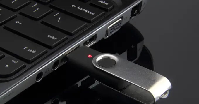 Jak zgrać zdjęcia na pendrive? Proste kroki i triki!