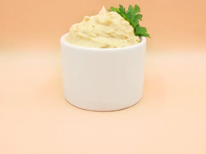Domowy hummus z ciecierzycy - jak zrobić gładką pastę?