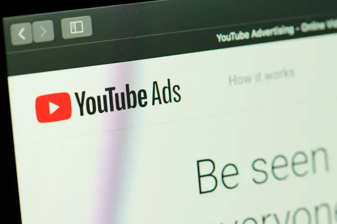 Jak rozpoznać ukrytą reklamę na YouTube? Poradnik