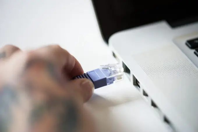 Jak podłączyć kabel sieciowy do laptopa - Nawet bez portu RJ45