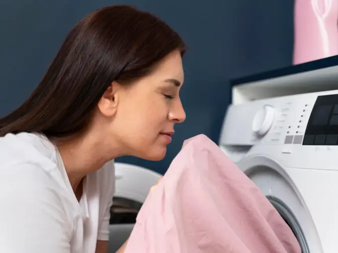 Dlaczego pranie pachnie stęchlizną? Poznaj przyczyny i skuteczne rozwiązania
