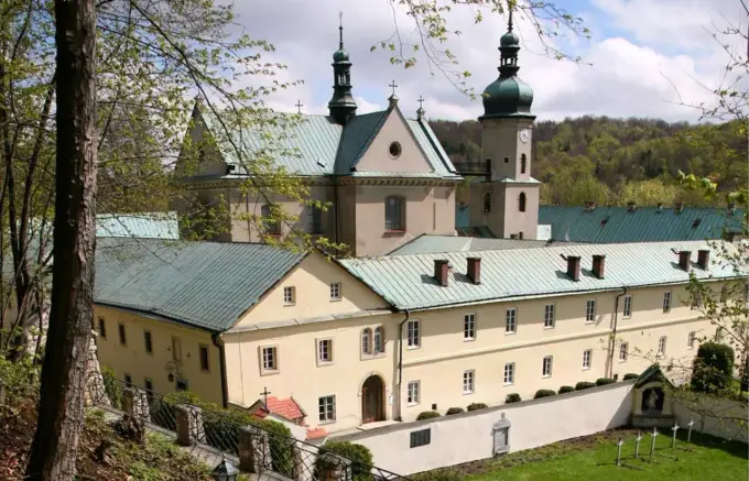 Klasztor Czerna: Przewodnik po duchowym sercu Małopolski