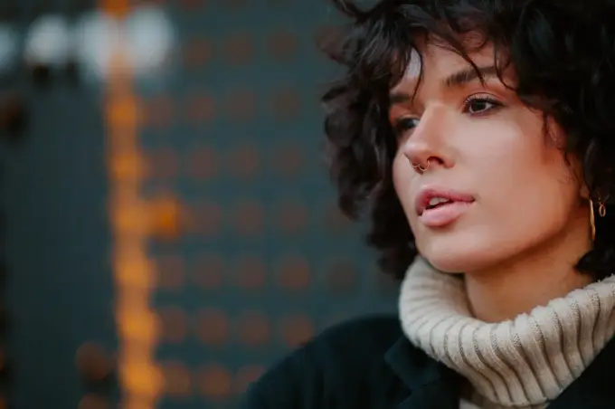 Kolczyk w nosie - czy nadal jest modny? Jak nosić go stylowo