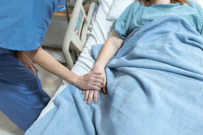 Opieka paliatywna w szpitalu - Kiedy warto? Poradnik dla rodzin