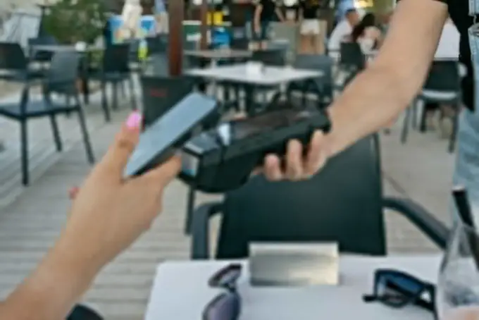 BLIK za granicą - Gdzie działa i jak płacić telefonem?