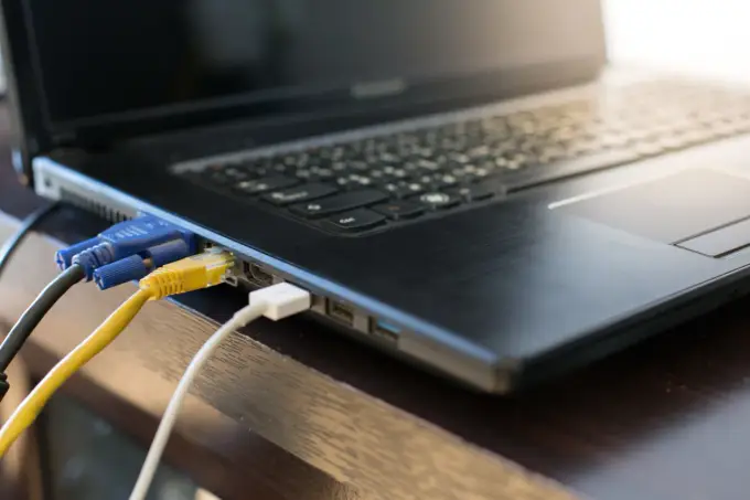 Jak podłączyć laptop do monitora - Dobór kabli i ustawienia obrazu
